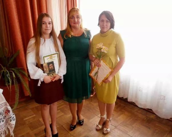 Медалі, подяки і "Кобзар" на пам'ять одержали випускники Іваничівщини 9