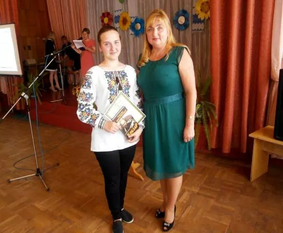 Медалі, подяки і "Кобзар" на пам'ять одержали випускники Іваничівщини 8