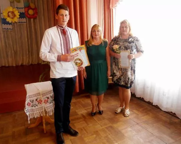 Медалі, подяки і "Кобзар" на пам'ять одержали випускники Іваничівщини 6