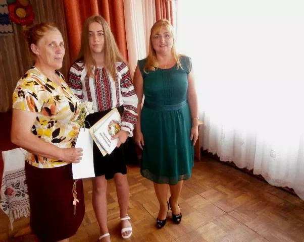 Медалі, подяки і "Кобзар" на пам'ять одержали випускники Іваничівщини 5