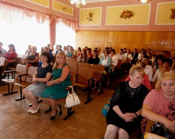 Медалі, подяки і "Кобзар" на пам'ять одержали випускники Іваничівщини 10