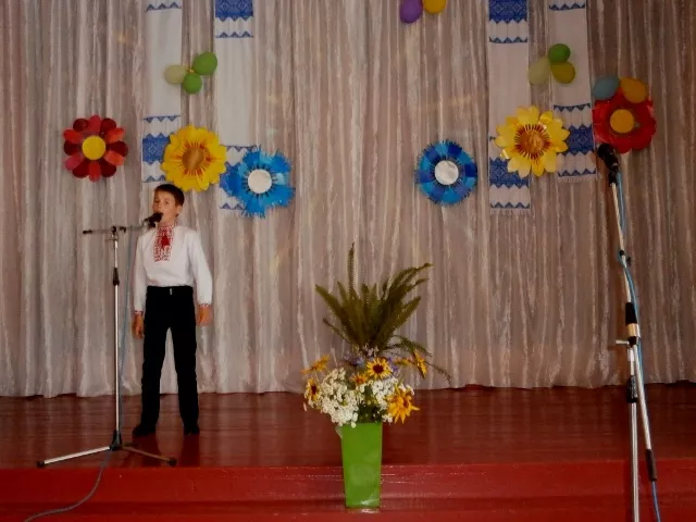 Медалі, подяки і "Кобзар" на пам'ять одержали випускники Іваничівщини 11