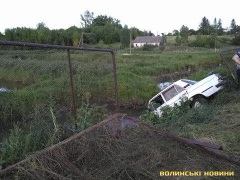 Поблизу Луцька водій втопив автомобіль у ставку 2