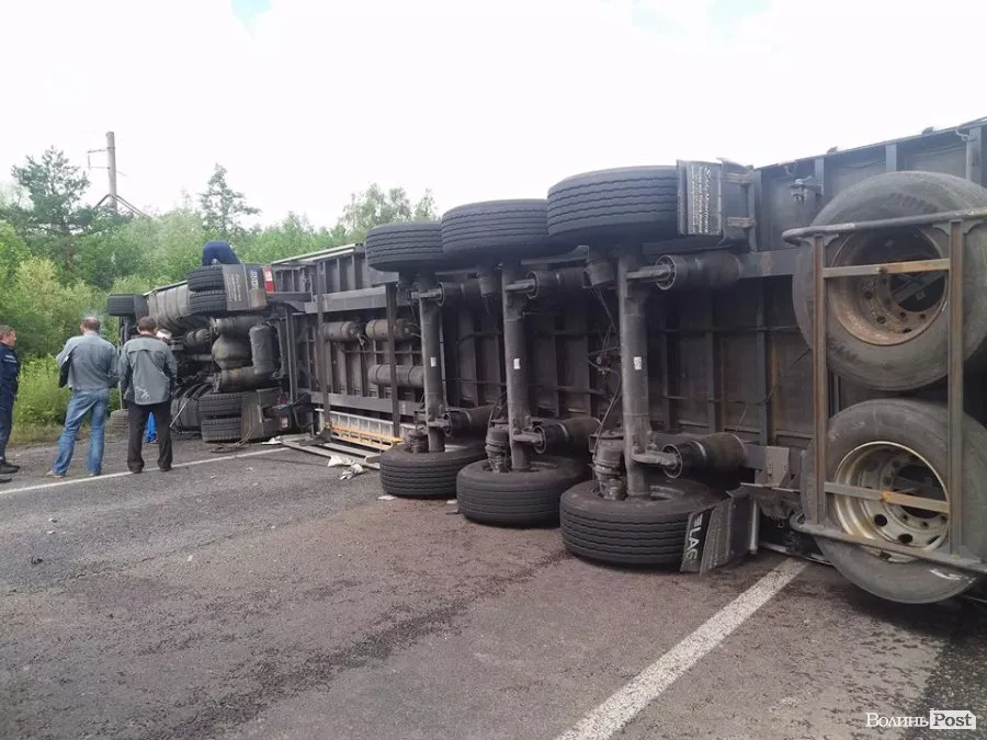 Фура, яка перекинулася на бік, перегородила трасу Луцьк-Ягодин 7