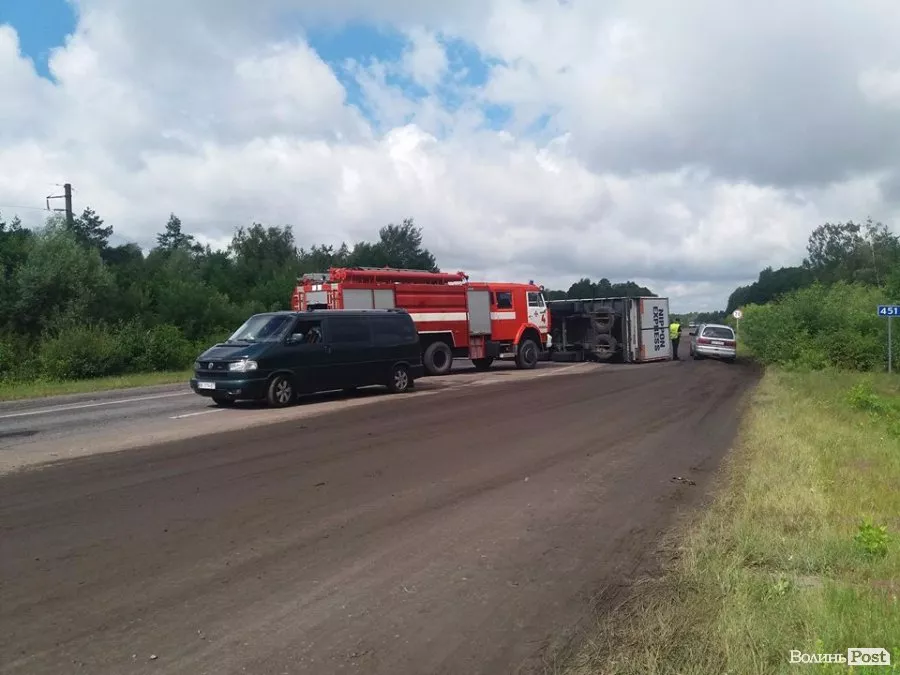 Фура, яка перекинулася на бік, перегородила трасу Луцьк-Ягодин 6
