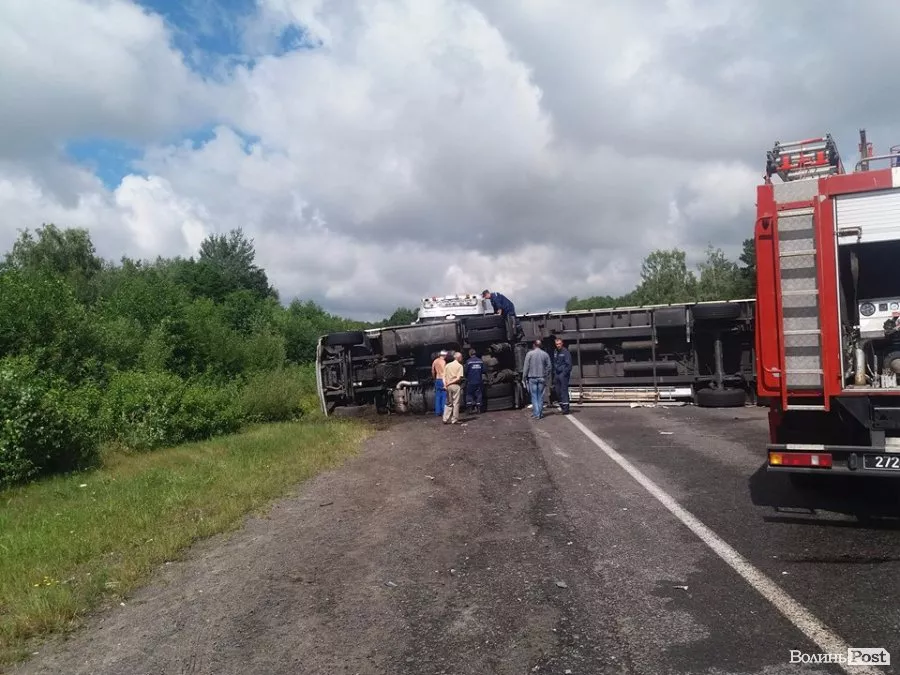 Фура, яка перекинулася на бік, перегородила трасу Луцьк-Ягодин 5