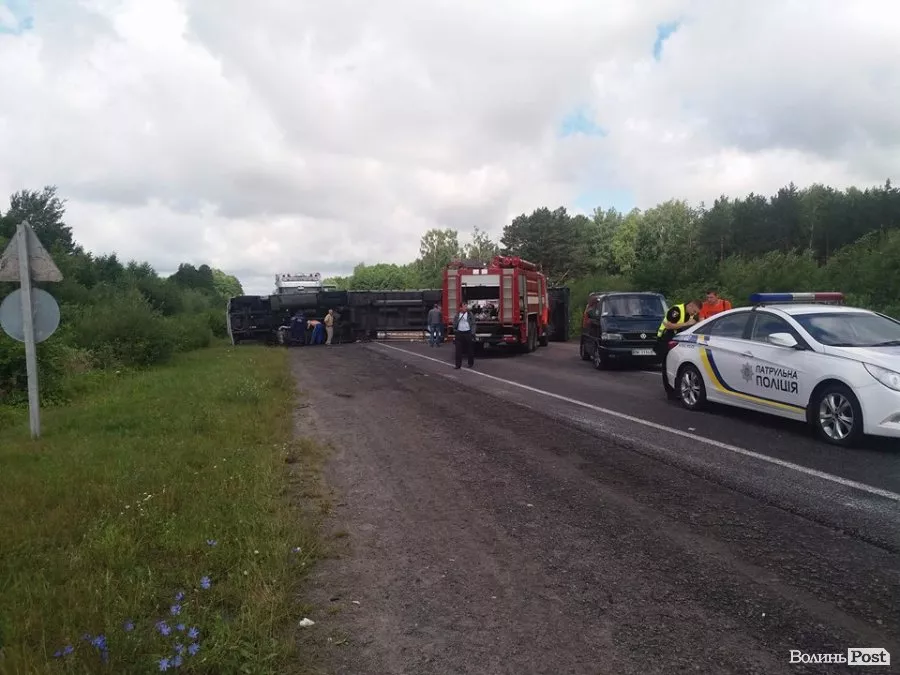 Фура, яка перекинулася на бік, перегородила трасу Луцьк-Ягодин 4