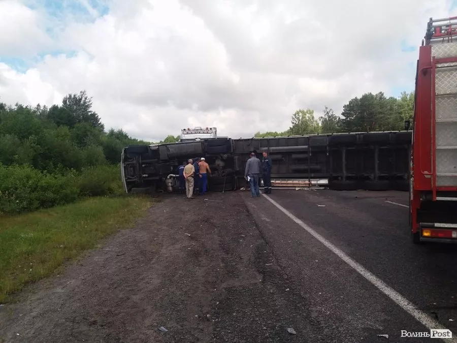 Фура, яка перекинулася на бік, перегородила трасу Луцьк-Ягодин 3