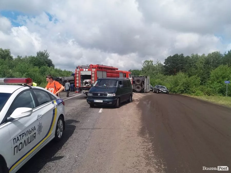 Фура, яка перекинулася на бік, перегородила трасу Луцьк-Ягодин 2