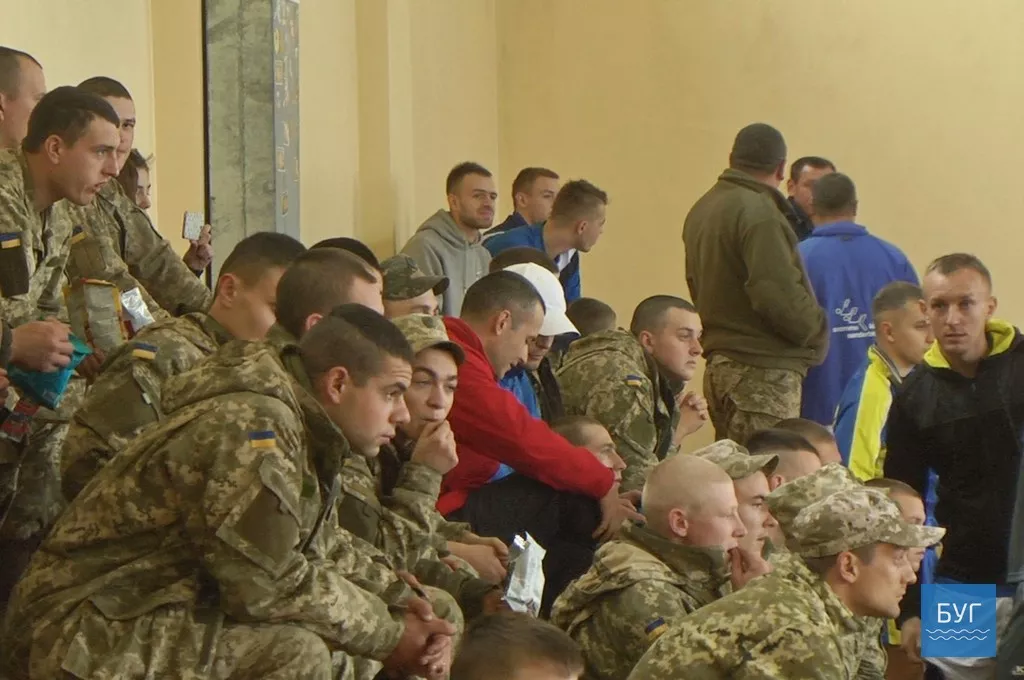 У Володимирі-Волинському військові та правоохоронці грали у футзал 4