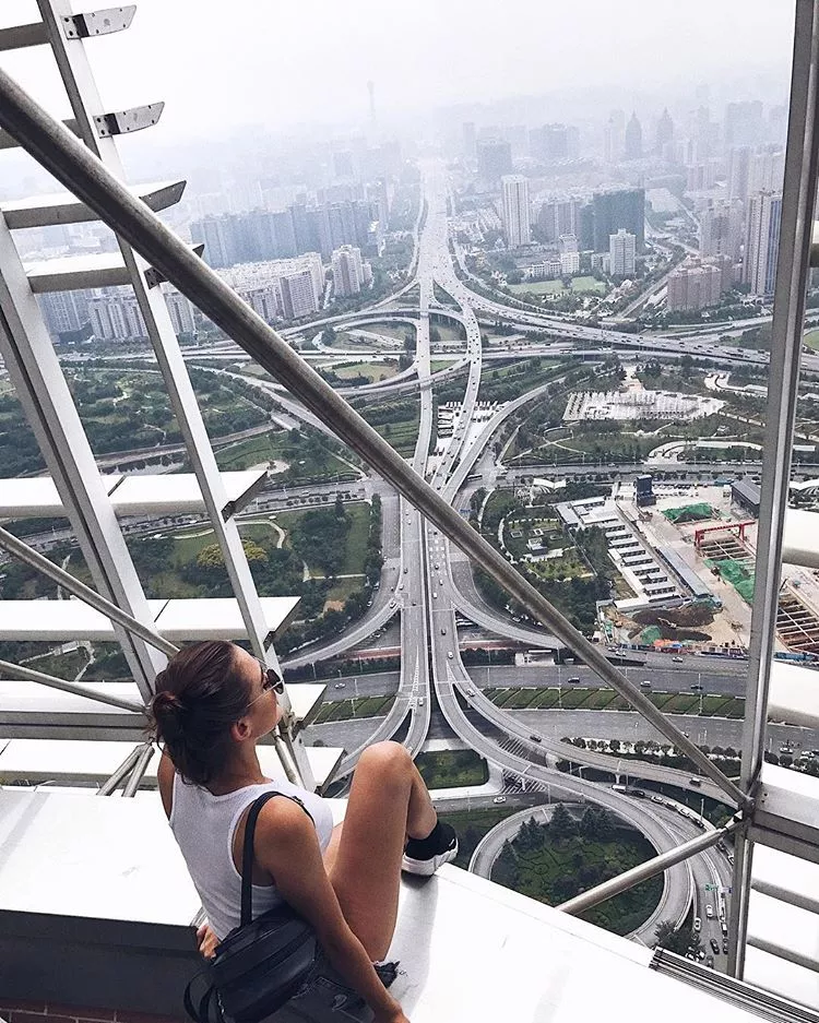 "Кожен день - це нові можливості, перемоги і звершення", - переконана модель Єлизавета Денисовець, яка реалізовує свої мрії в Китаї 22