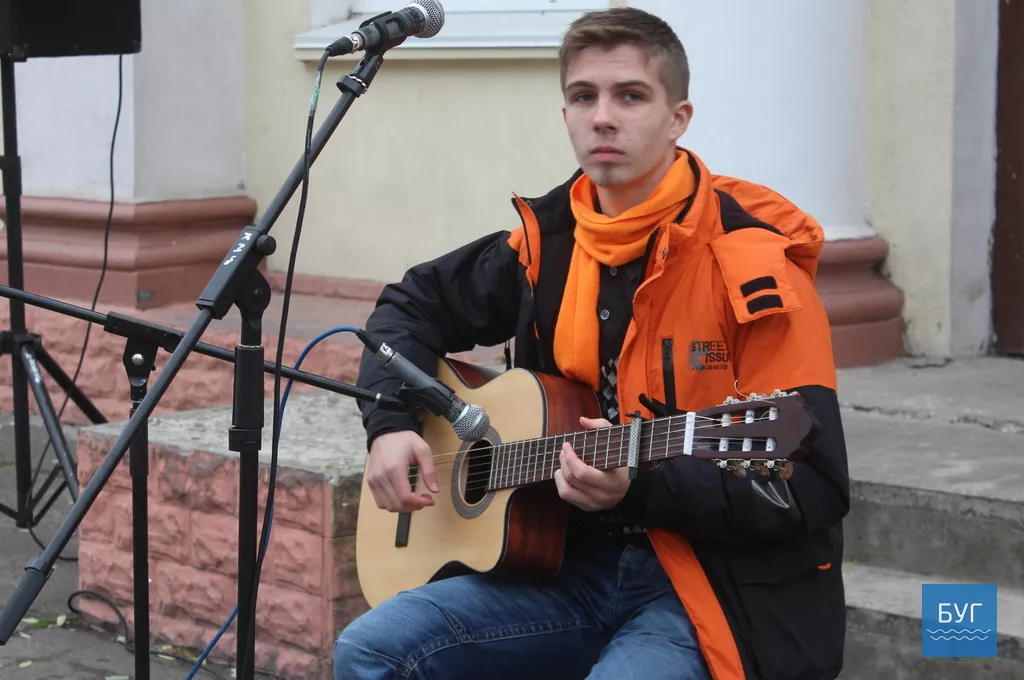 На "Поетичному асорті" у Володимирі-Волинському звучали вірші під відкритим небом 5