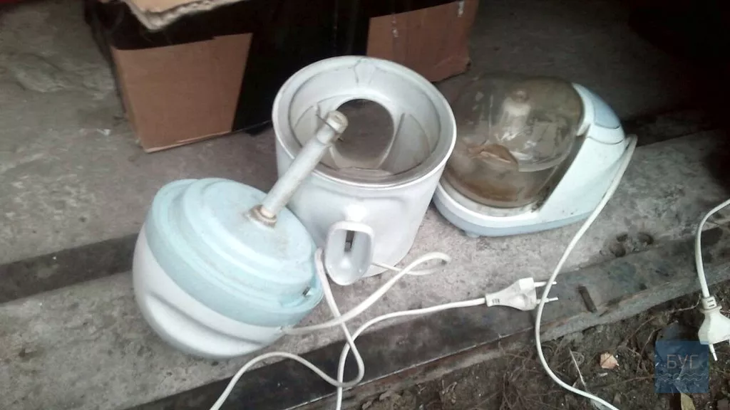 У жителя селище Благодатне поліцейські вилучили наркотики та зброю. Фото 2