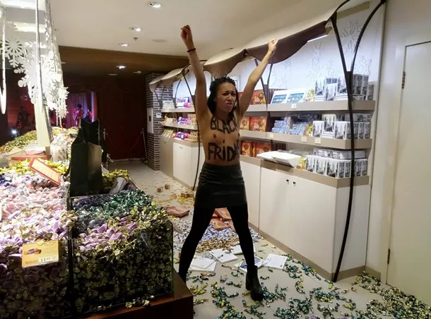 Femen зробили "чорну п'ятницю" в магазині Roshen 3