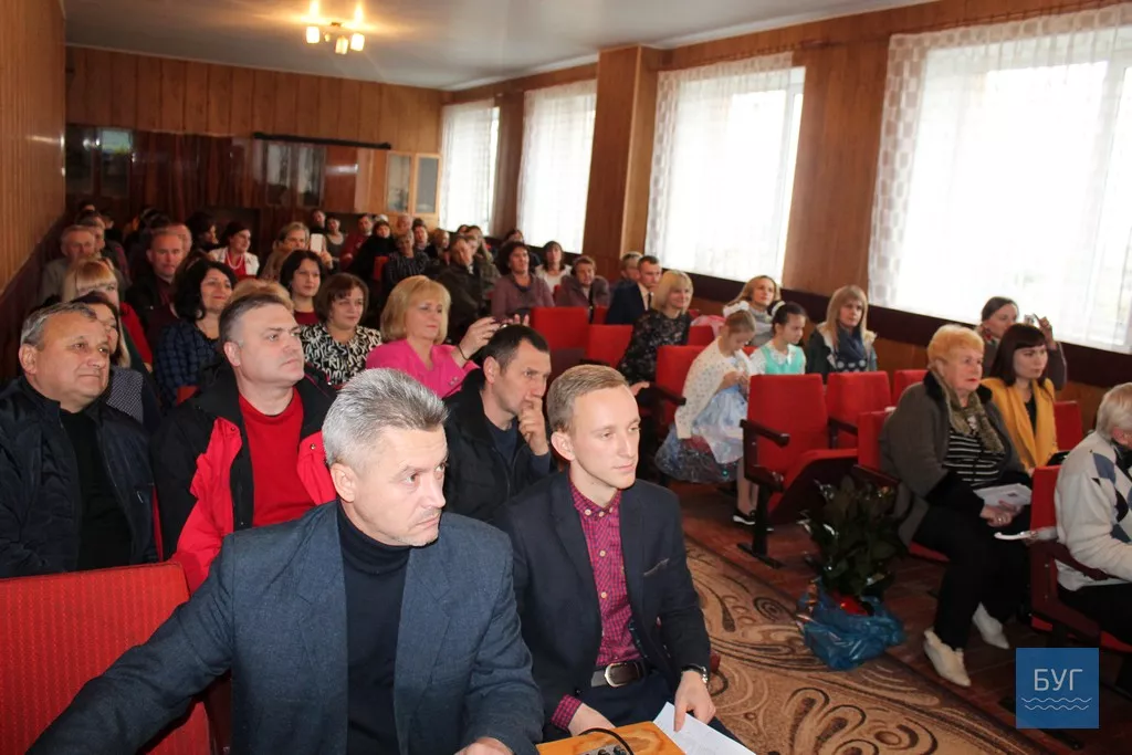 Квіти, подяки і теплі слова вітань дарували працівникам культури в Іваничах з нагоди їх свята 4