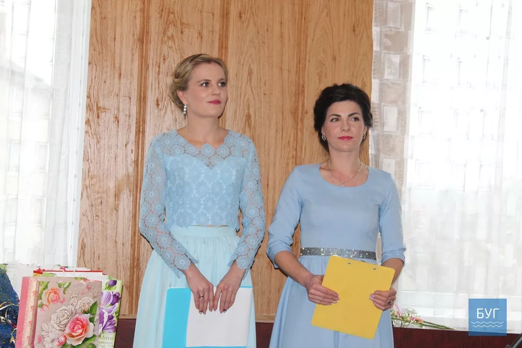 Квіти, подяки і теплі слова вітань дарували працівникам культури в Іваничах з нагоди їх свята 3