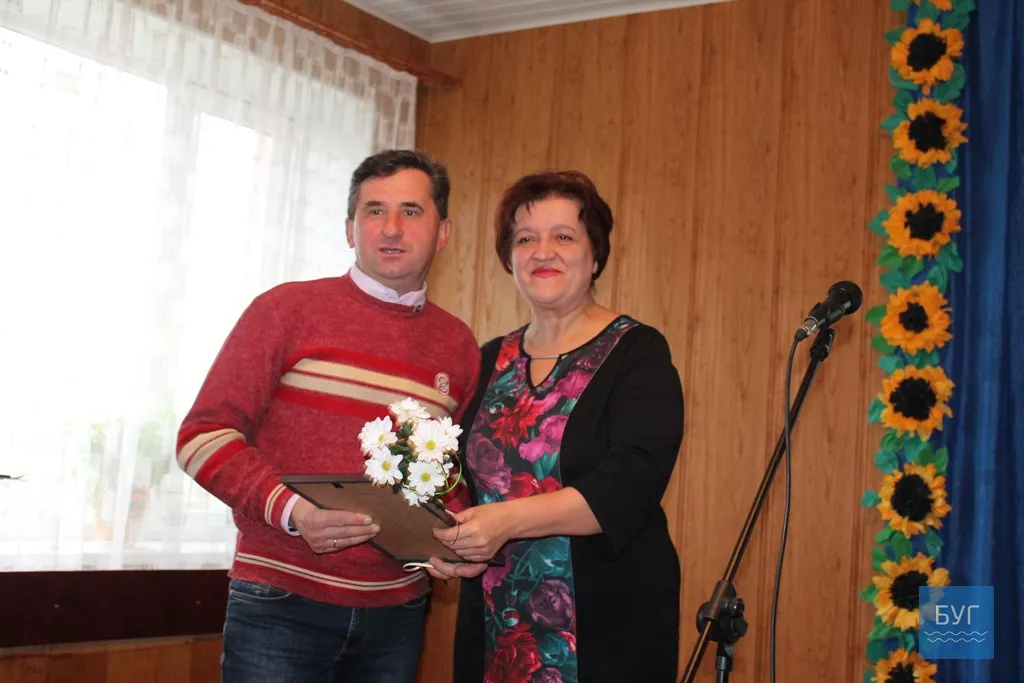 Квіти, подяки і теплі слова вітань дарували працівникам культури в Іваничах з нагоди їх свята 15