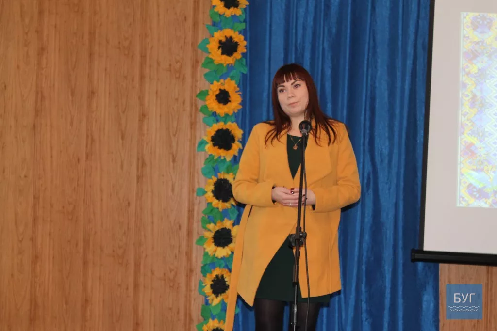 Квіти, подяки і теплі слова вітань дарували працівникам культури в Іваничах з нагоди їх свята 5