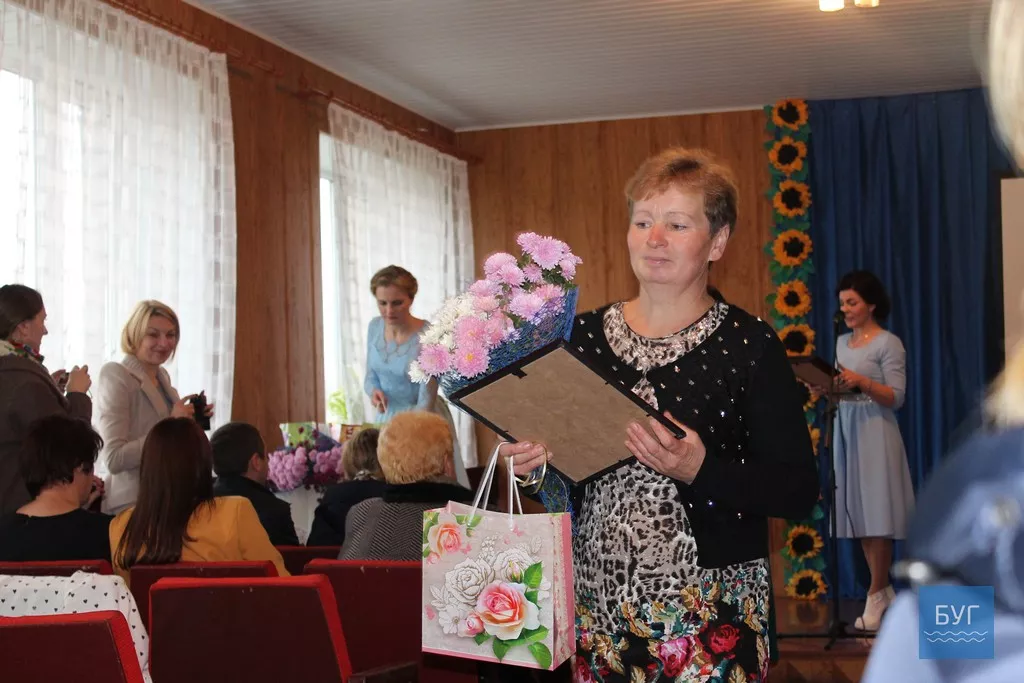 Квіти, подяки і теплі слова вітань дарували працівникам культури в Іваничах з нагоди їх свята 7