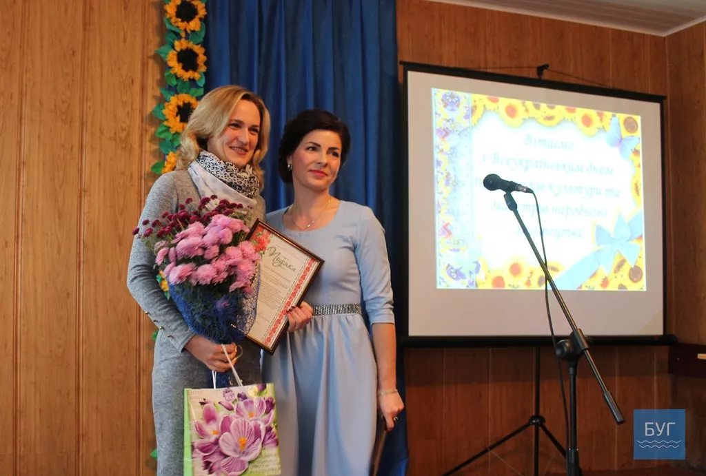 Квіти, подяки і теплі слова вітань дарували працівникам культури в Іваничах з нагоди їх свята 19