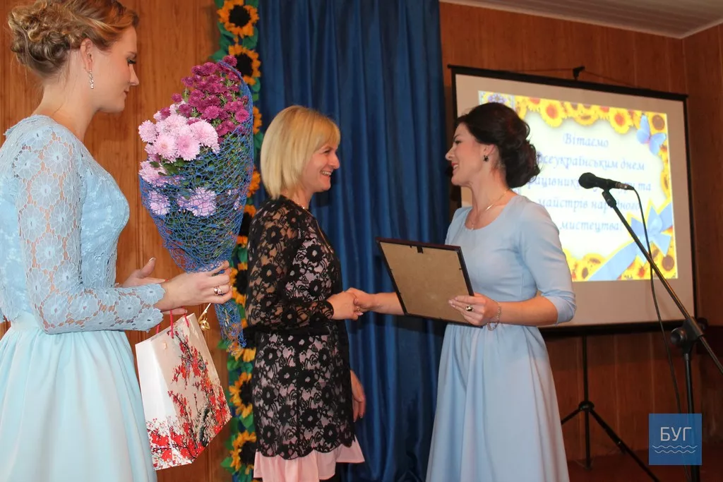 Квіти, подяки і теплі слова вітань дарували працівникам культури в Іваничах з нагоди їх свята 16