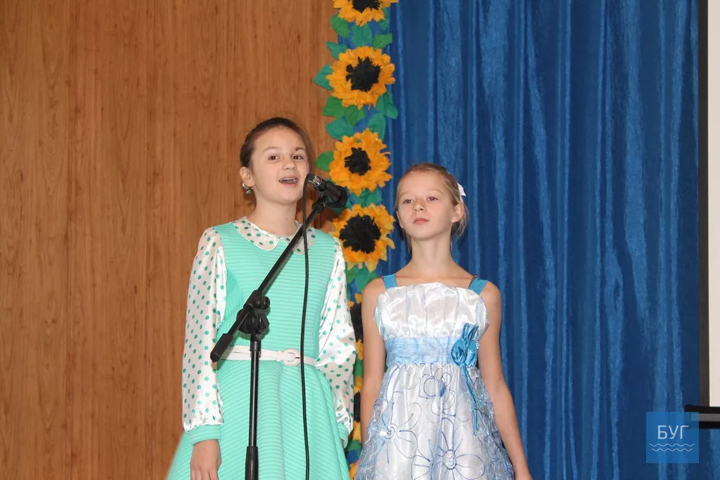 Квіти, подяки і теплі слова вітань дарували працівникам культури в Іваничах з нагоди їх свята 17