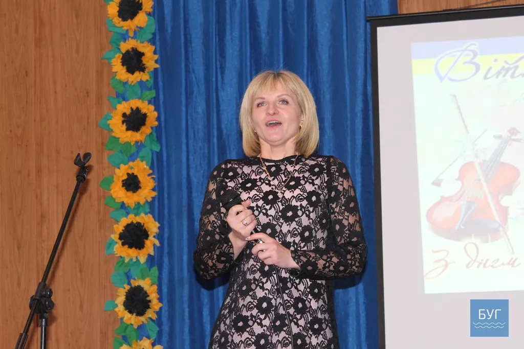 Квіти, подяки і теплі слова вітань дарували працівникам культури в Іваничах з нагоди їх свята 11