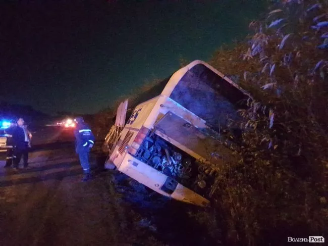 Вночі під Луцьком автобус з пасажирами злетів у кювет 1