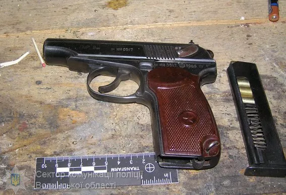 На Волині затримали чоловіка з наркотиками, вибухівкою та пістолетом 1