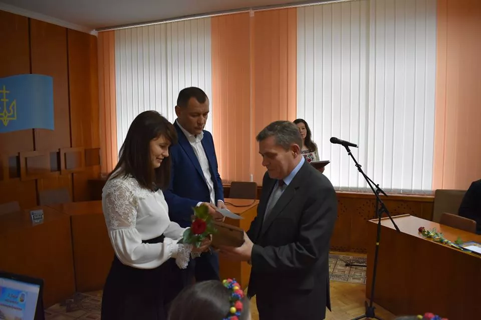 Представників Володимир-Волинської райдержадміністрації привітали з Днем держслужбовця 3