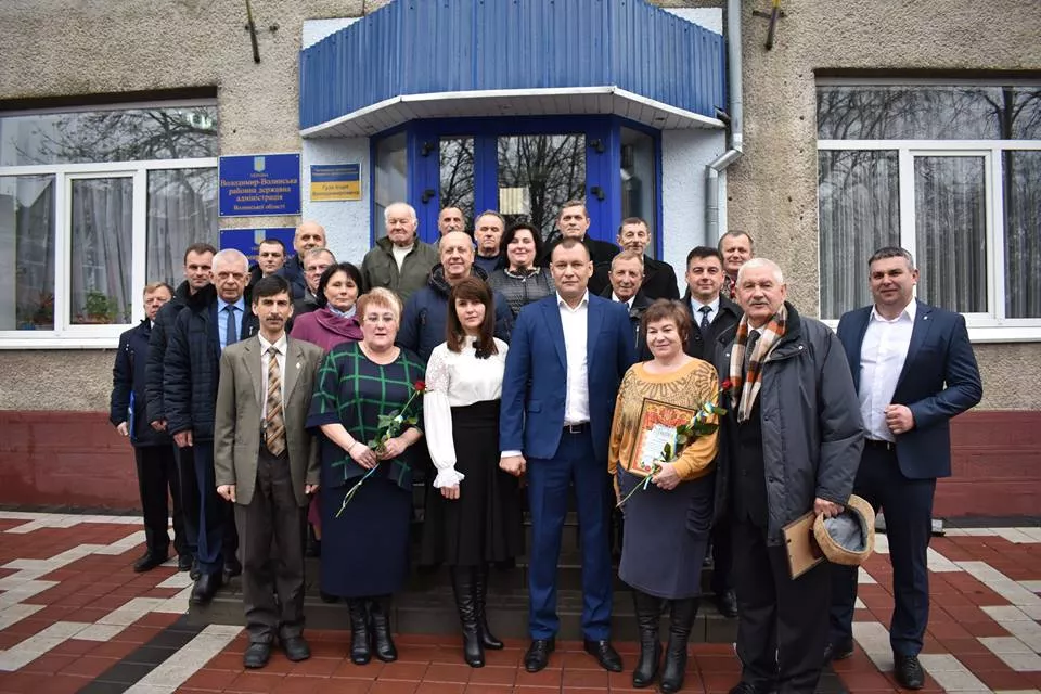 Представників Володимир-Волинської райдержадміністрації привітали з Днем держслужбовця 7