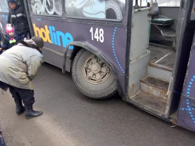 Посеред луцької вулиці у переповненого тролейбуса відпало колесо 1
