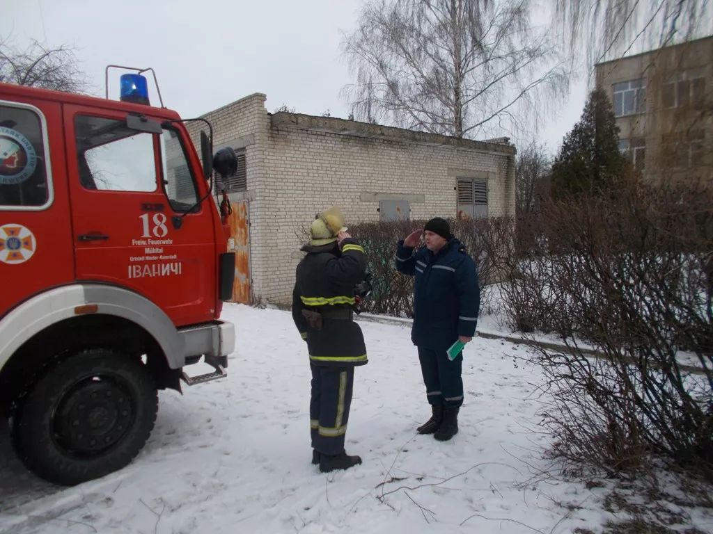 У селищі Іваничі рятувальники тренувалися приборкувати пожежі в навчальних закладах 4