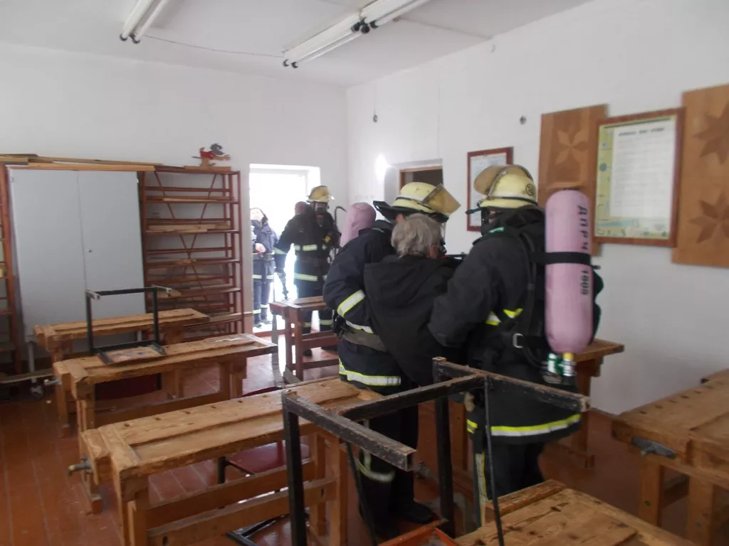 У селищі Іваничі рятувальники тренувалися приборкувати пожежі в навчальних закладах 3
