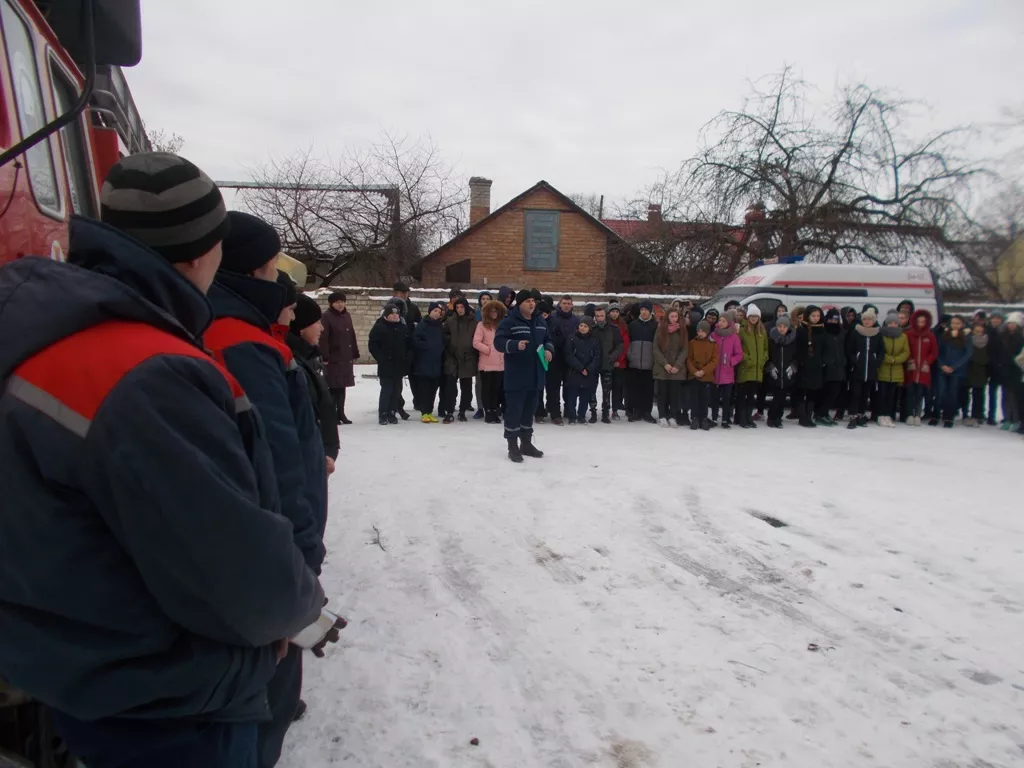 У селищі Іваничі рятувальники тренувалися приборкувати пожежі в навчальних закладах 2