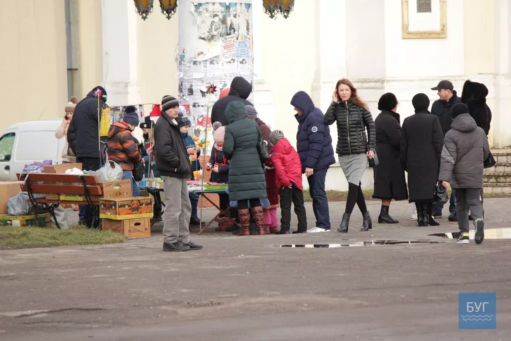 Хороводи навколо ялинки та забави для дітей - у Володимирі-Волинському продовжують святкувати Новий рік 2