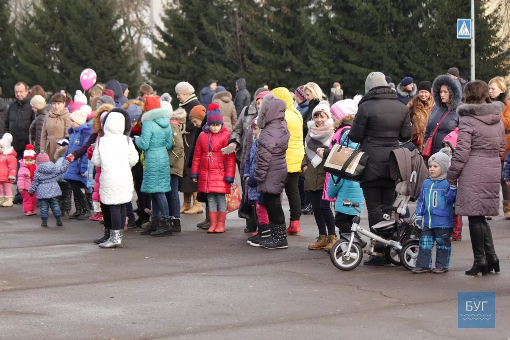 Хороводи навколо ялинки та забави для дітей - у Володимирі-Волинському продовжують святкувати Новий рік 6