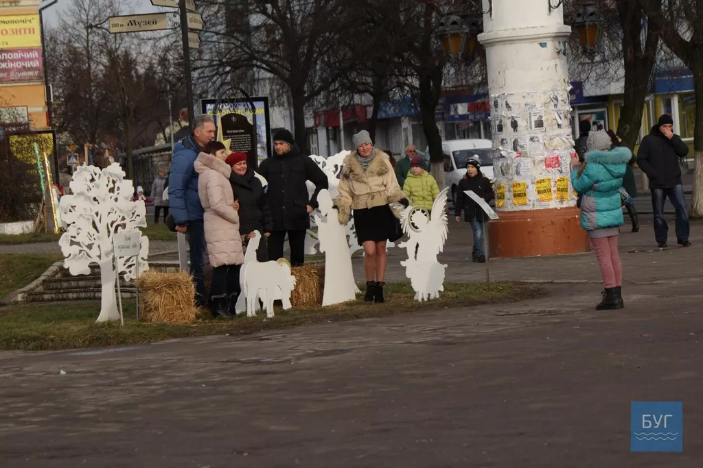 Хороводи навколо ялинки та забави для дітей - у Володимирі-Волинському продовжують святкувати Новий рік 7
