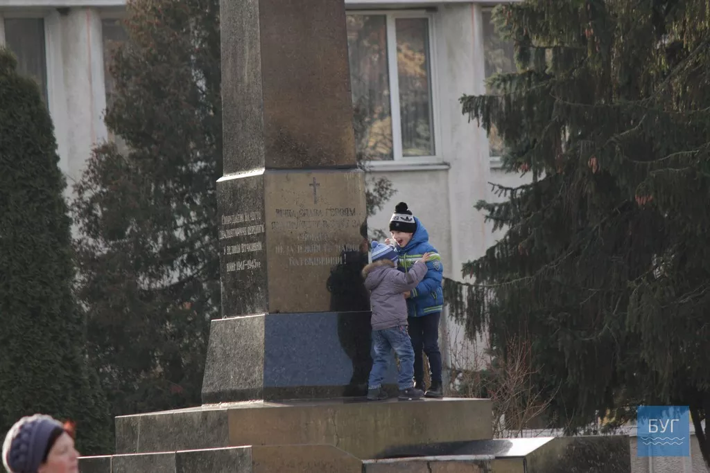 Хороводи навколо ялинки та забави для дітей - у Володимирі-Волинському продовжують святкувати Новий рік 10