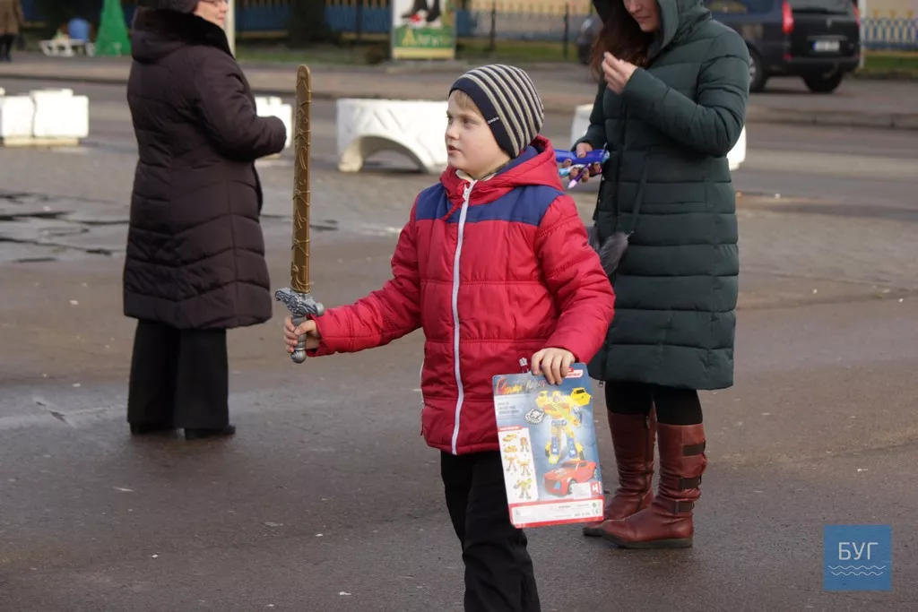 Хороводи навколо ялинки та забави для дітей - у Володимирі-Волинському продовжують святкувати Новий рік 11