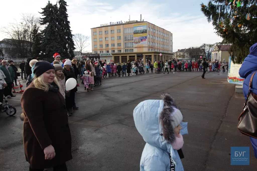 Хороводи навколо ялинки та забави для дітей - у Володимирі-Волинському продовжують святкувати Новий рік 15