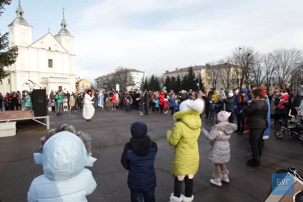 Хороводи навколо ялинки та забави для дітей - у Володимирі-Волинському продовжують святкувати Новий рік 16