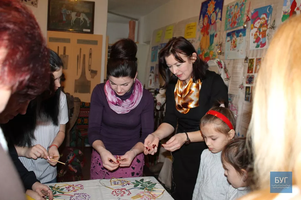 Майстер-клас з виготовлення різдв'яно-новорічного "павука" провели в Іваничах 4