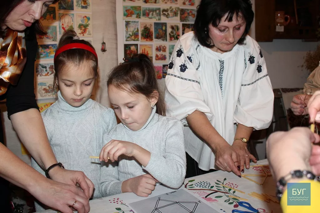 Майстер-клас з виготовлення різдв'яно-новорічного "павука" провели в Іваничах 2