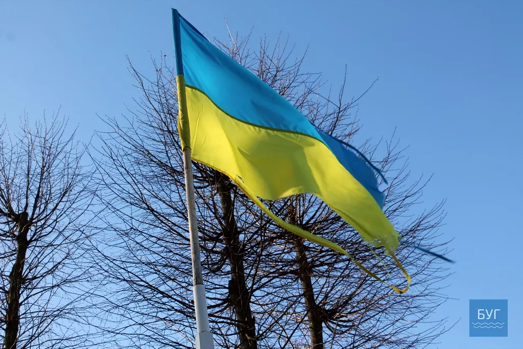 В Іваничах над фотографіями загиблих за Україну бійців майорить обшарпаний прапор 2