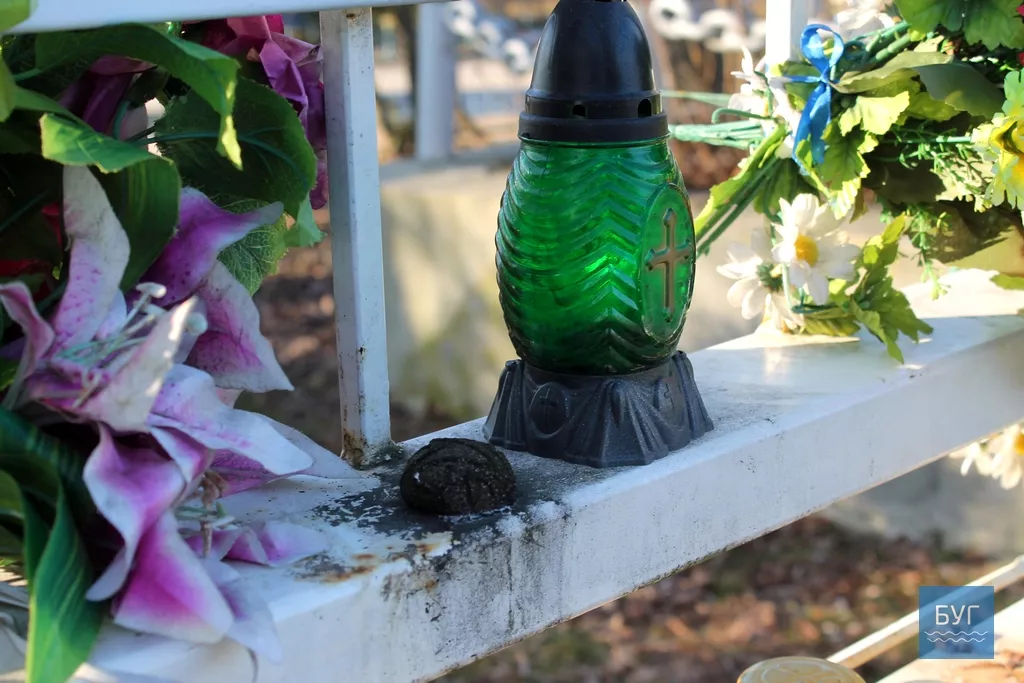 В Іваничах над фотографіями загиблих за Україну бійців майорить обшарпаний прапор 3