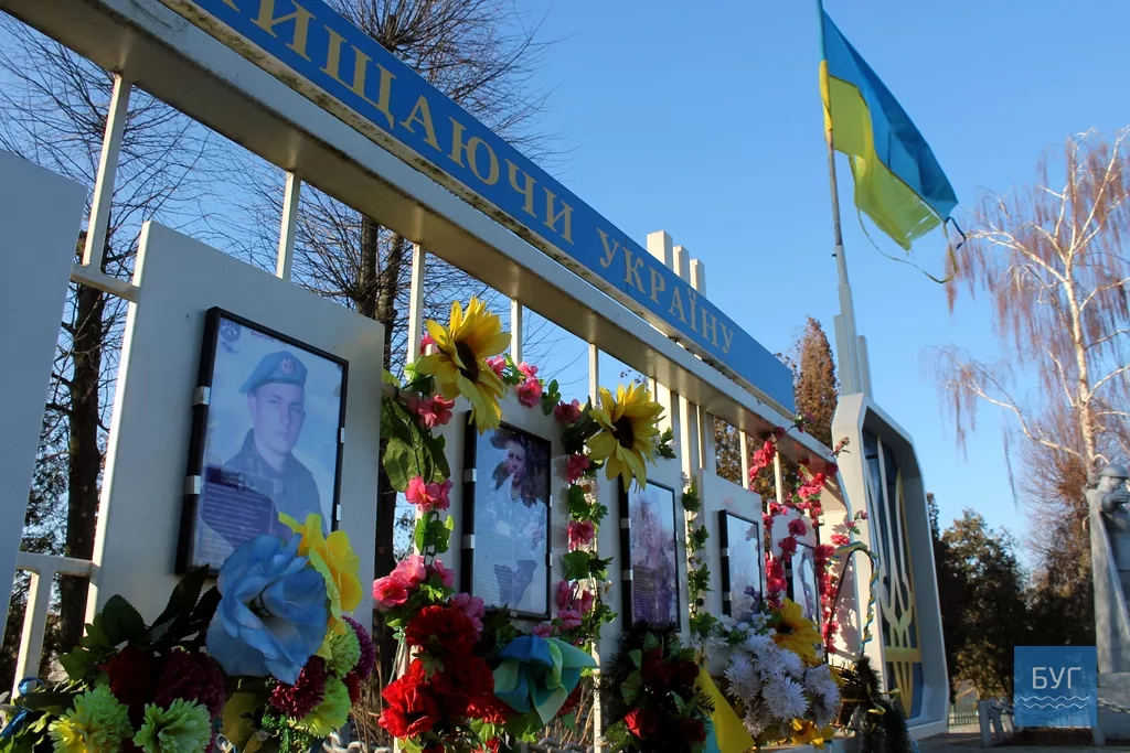 В Іваничах над фотографіями загиблих за Україну бійців майорить обшарпаний прапор 4