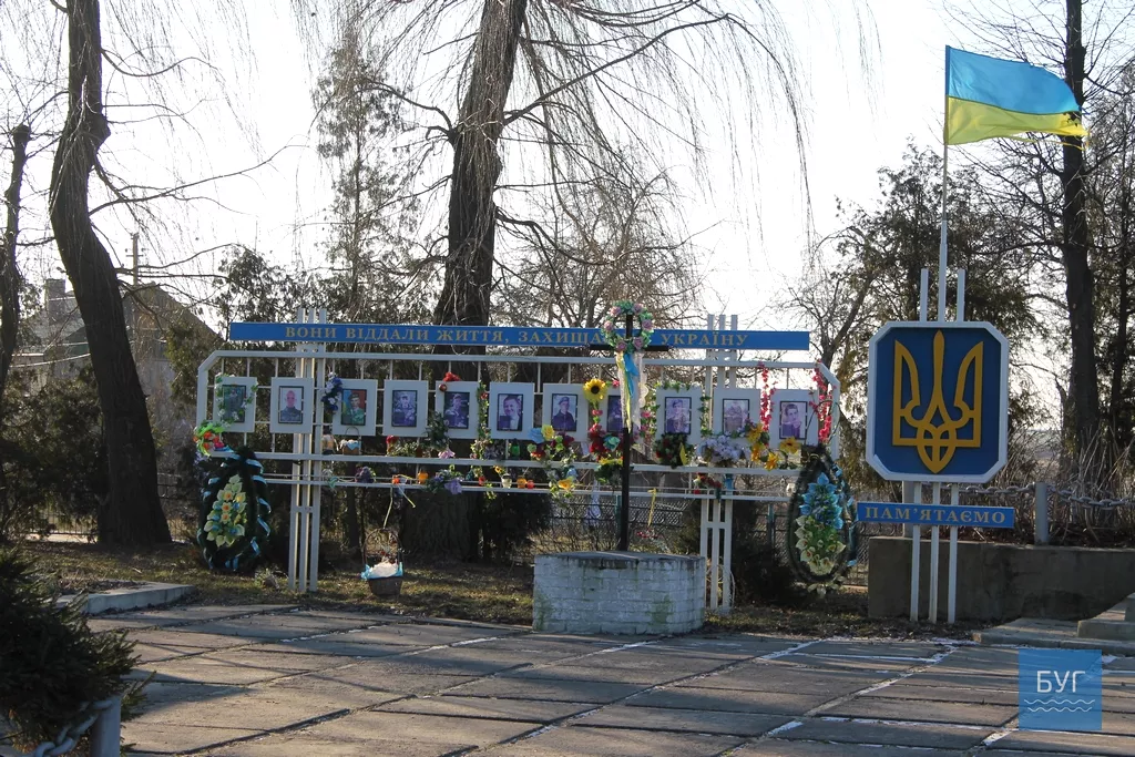 В Іваничах над фотографіями загиблих за Україну бійців майорить обшарпаний прапор 6