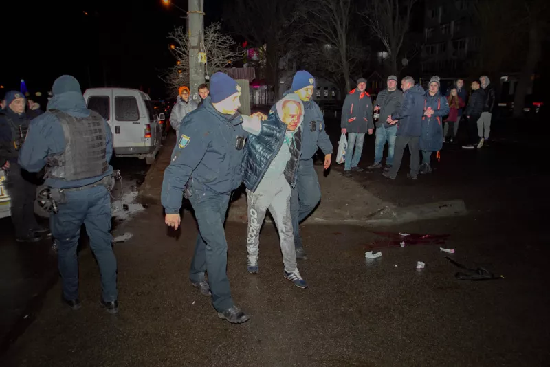 У Дніпрі в дворі багатоповерхівки підірвали гранату 4