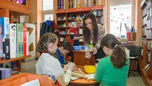 В книгарні "Є" провели творчу майстерню для дітлахів з Володимира-Волинського 6